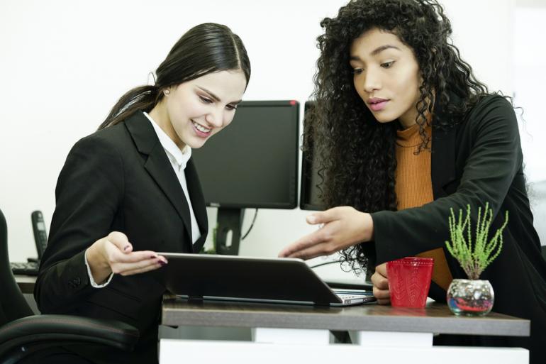 Dos mujeres revisando un documento